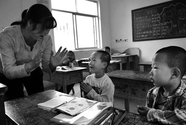 陕西渭南:秦岭脚下的“双拐”教师 一人独撑小学10年