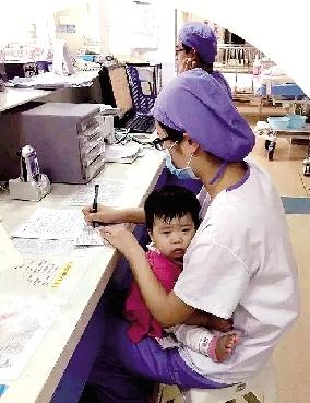 河南郑州:小女孩不停哭闹 90后护士抱孩子工作暖哭网友