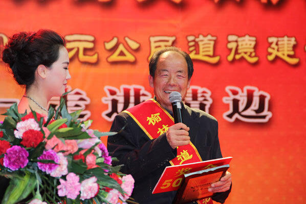 陕西靖边:龙洲退休教师16年植树造林 一个人让荒山变绿洲